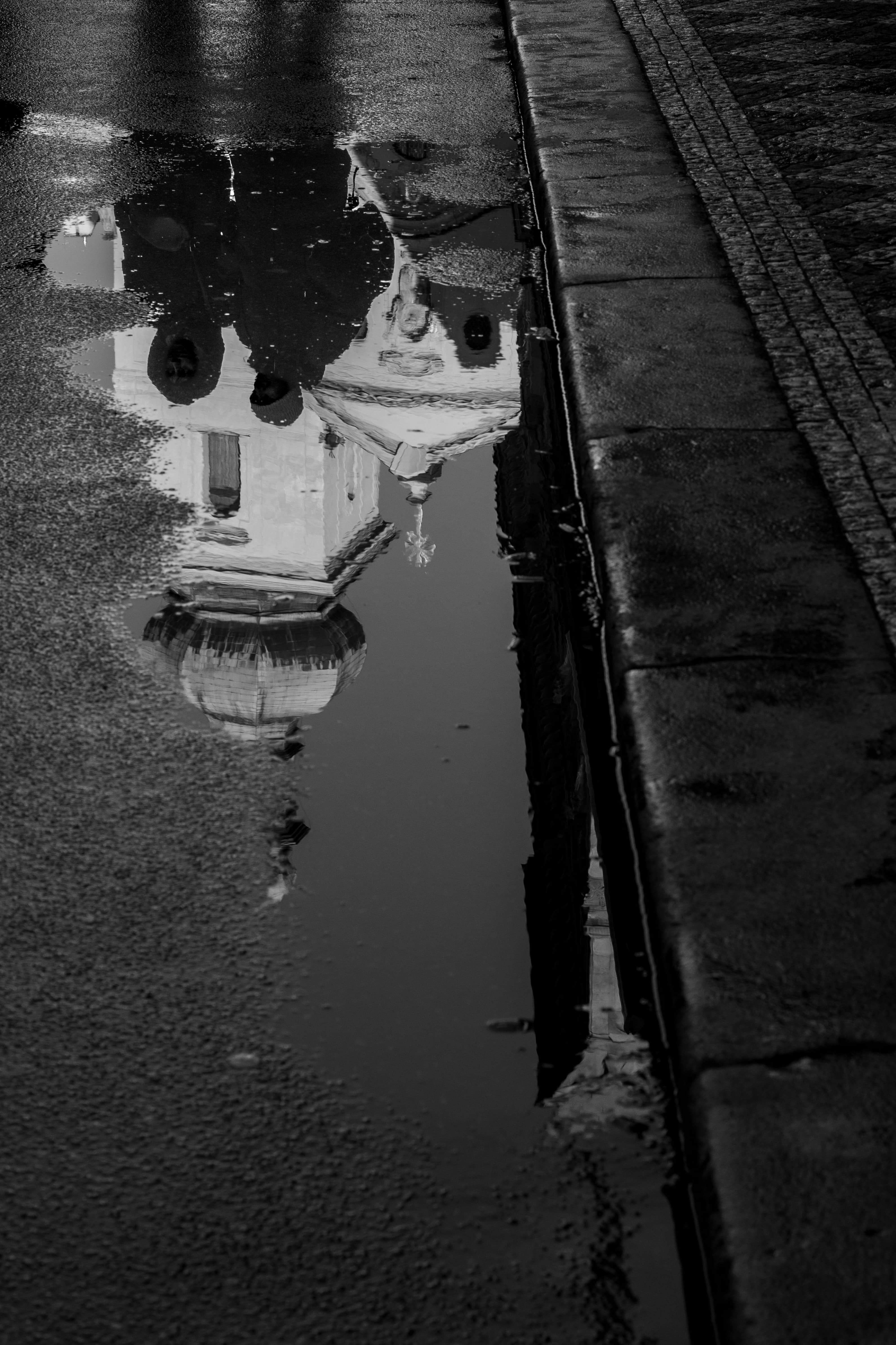 Street_mirrored_hbxxg6